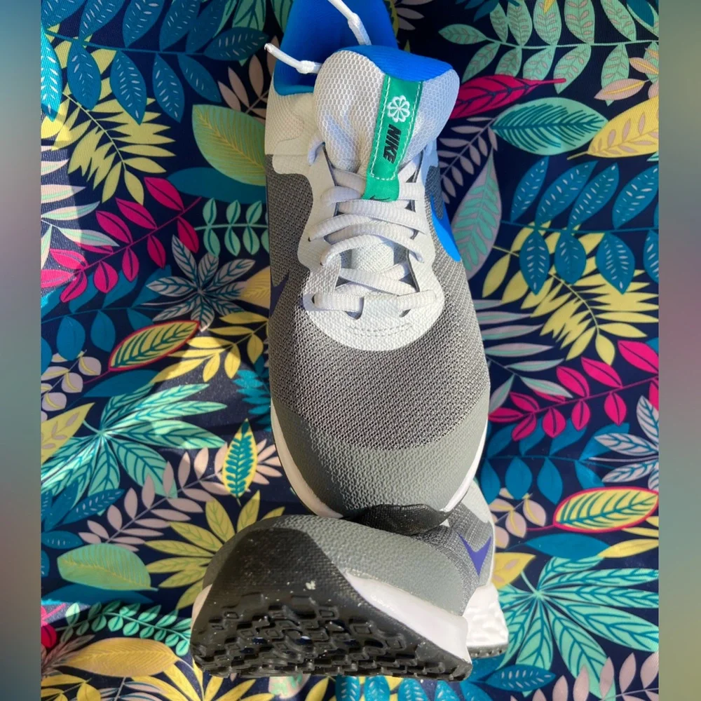 Nike NWOT Sz-6.5Y(BigKid)Sz-8(Adult)-Unisex Style- Run, Walk, Play, Skip, Jump👟